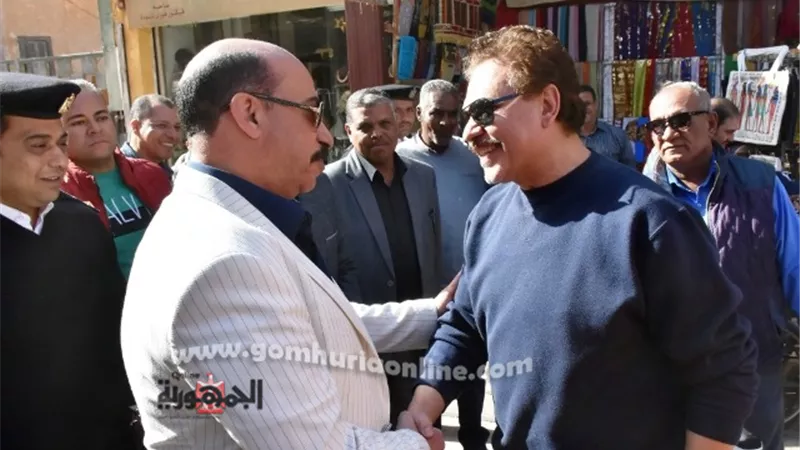 محافظ أسوان يتفقد المحلات والبازارات ويلتقي الفنان محمد رياض بالسوق السياحي ..صور