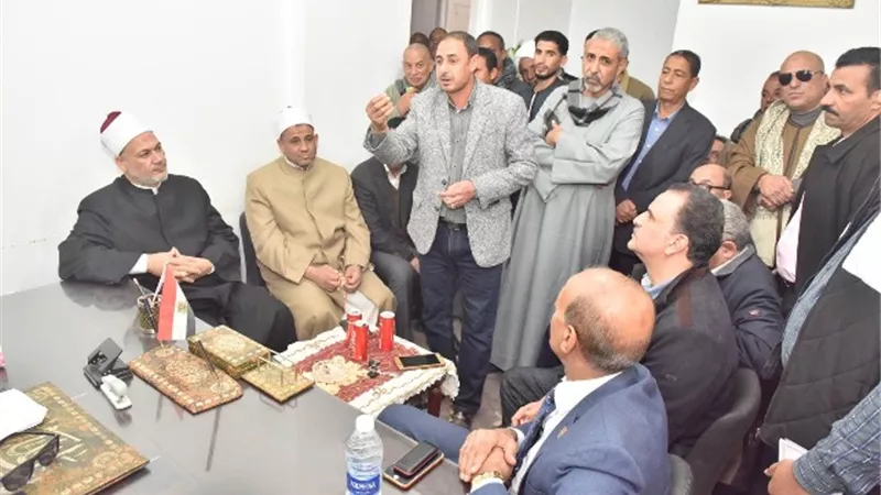 محافظ أسيوط يستعرض مشكلات أهالي أبنوب ويوجه بحلها..صور