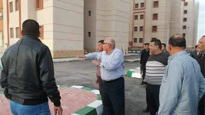 محافظ الوادي الجديد يتفقد مشروع الإسكان الاجتماعي بالفرافرة..صور