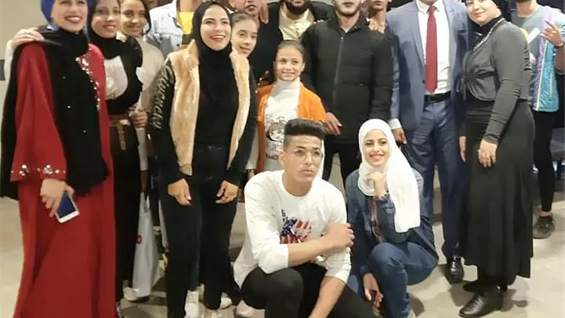 ياسين عبدالمنعم يكرم فريق مسرح العائلة