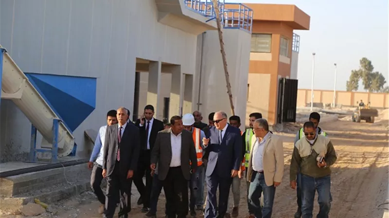 محافظ قنا يتفقد مشروعات الصرف الصحى بمدينتىّ نجع حمادى والوقف