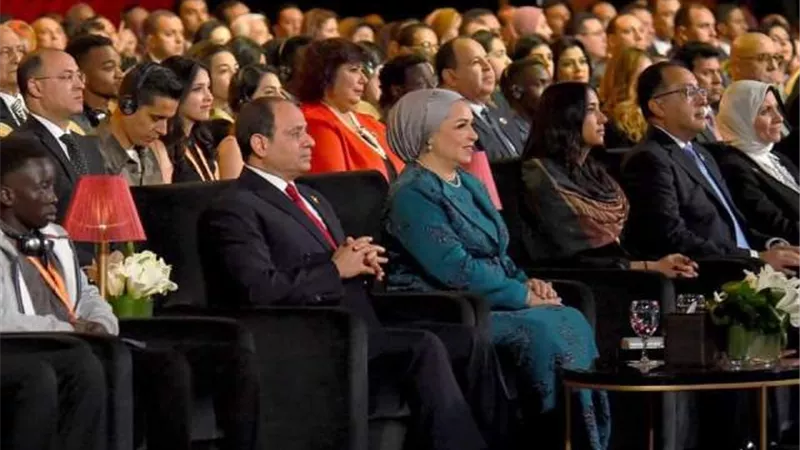الرئيس السيسي وقرينته يشهدان عرض مسرحية المحاكمة علي مسرح شباب العالم.. صور