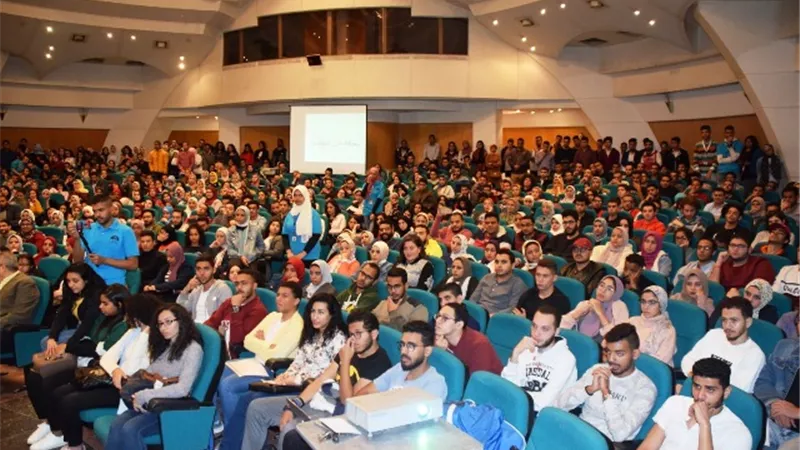 جامعة حلوان تنظم ندوة الاستثمار فى الأوراق المالية وتحديات سوق العمل.. بالصور