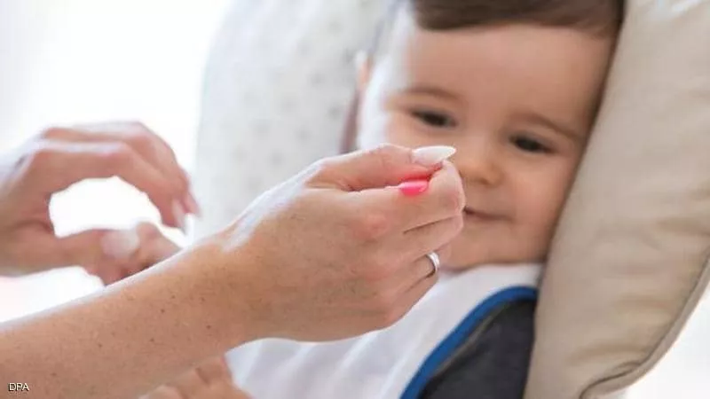 تعرفى على موعد تقديم الأطعمة الصلبة للطفل الرضيع