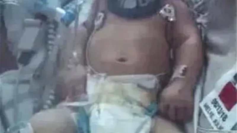 بسبب الهز الشديد...أب يقتل طفلة الرضيع