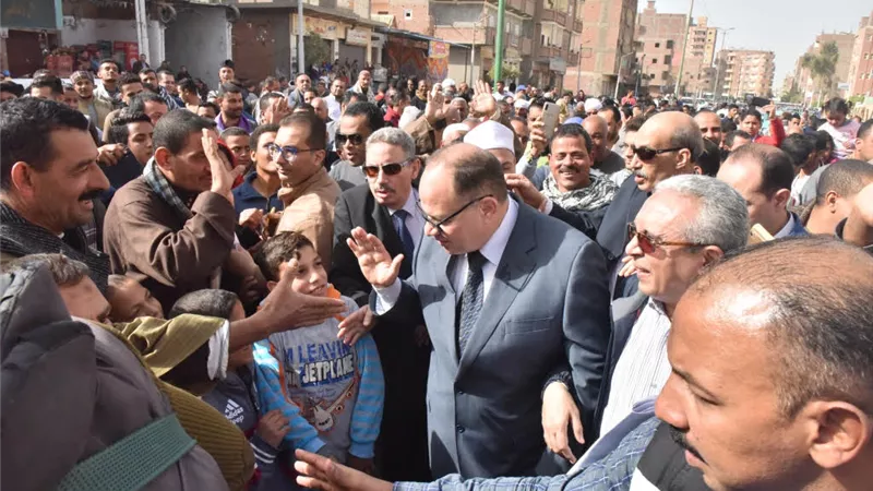 محافظ أسيوط يتفقد قرية كوم أبوشيل ويلتقى المواطنين لوضع حلول عاجلة لشكواهم
