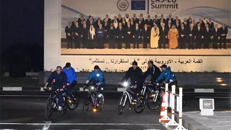 السيسي في جولة تفقدية بالدراجة في شرم الشيخ فجر اليوم.. صور