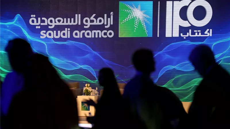 سعر إغلاق أسهم أرامكو يصل بقيمتها السوقية إلى أقل من تريليوني دولار