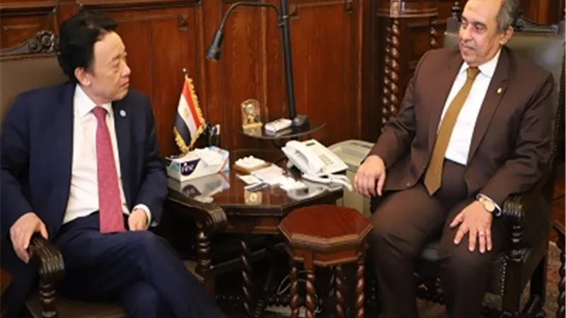 وزير الزراعة يبحث مع مدير الفاو تفعيل مبادرات القضاء على الفقر والجوع