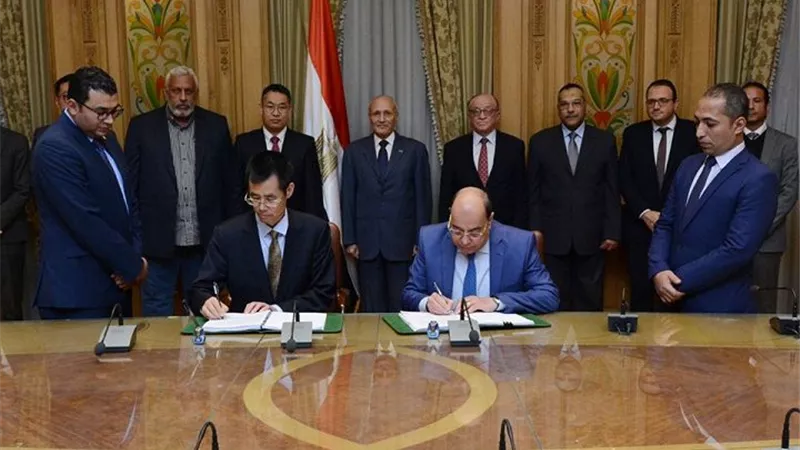العصار يشهد توقيع عقد مع مجموعة بولي الصينية لإنشاء مصنع لإطارات السيارات