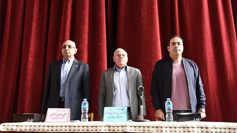 محافظ بورسعيد يلتقى مديرى المدارس والإدارات التعليمية بالمحافظة