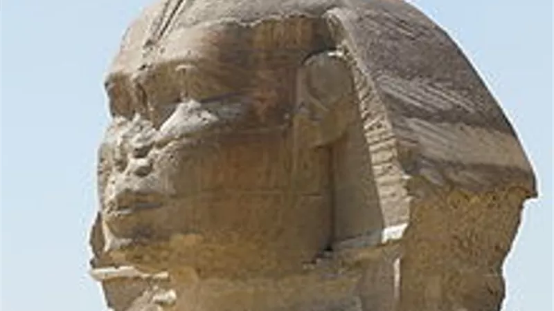 مصر تكتشف تمثالا ملكيا يشبه 
