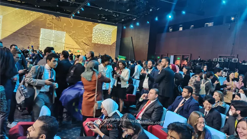 شاهد ... القاعة الرئيسية تتمتلئ بالوفود المشاركة في منتدى الشباب قبيل انطلاقه