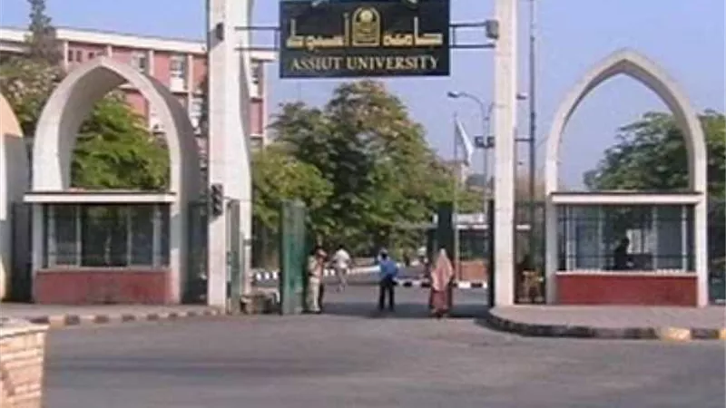 الرقابة الإدارية بأسيوط تقبض على 3 مسئولين بجامعة أسيوط
