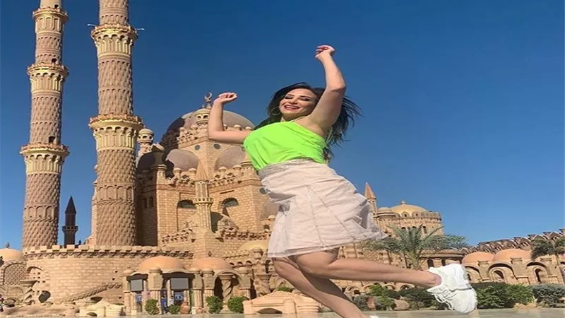 إطلالة مبهجة وظهور متألق للفنانة غادة طلعت