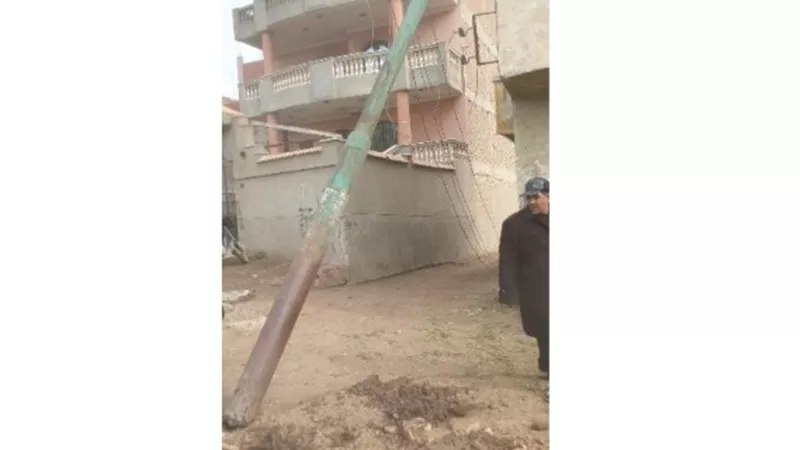 سقوط عامود كهربائي بجمجرة الجديدة علي منزل مجاور