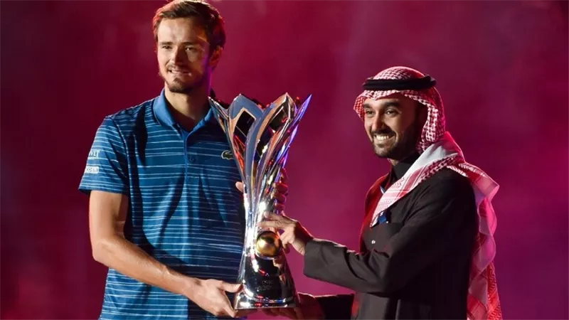 الروسي مدفيديف يتوج بـ كأس الدرعية في السعودية.. صور
