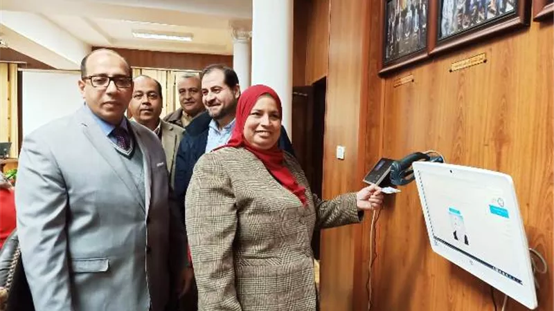 جامعة بنى سويف تطبق البصمة الرقمية بمجلس الدراسات العليا