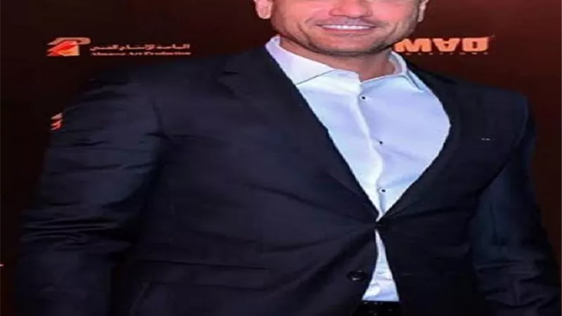 الصورة الأولى لأحمد عز من مسرحية 