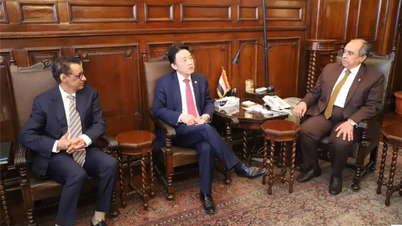 تفعيل مبادرات القضاء على الفقر والجوع يبحثها وزير الزراعة مع منظمة الفاو