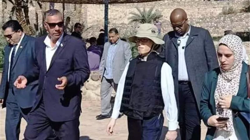 السفير اليابانى فى زيارة لحمام موسى بطور سيناء.. بالصور