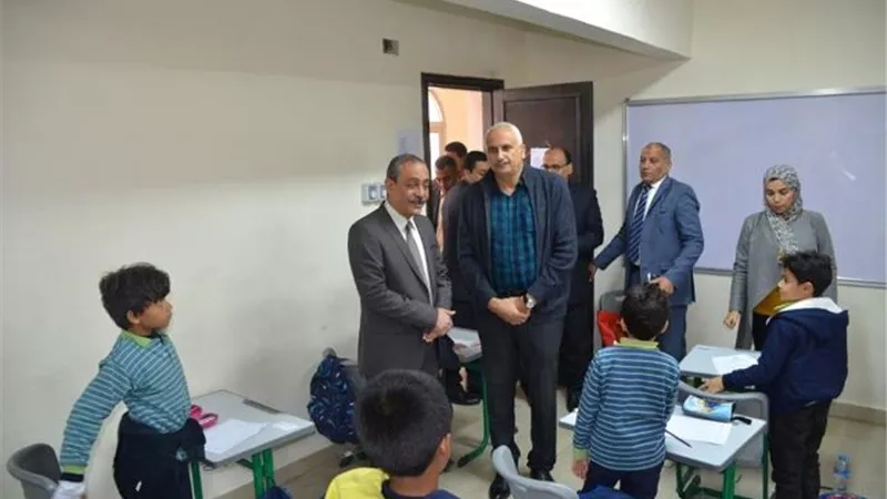 محافظ الإسماعيلية يتفقد المدرسة الدولية بالمجمع التعليمى للغات..صور
