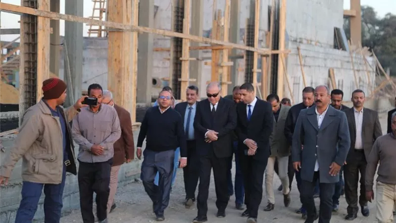 محافظ قنا يتابع العمل بمحطة مياه شرب حجازه بحري