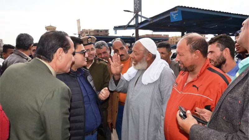 نائب محافظ بنى سويف يتفقد مواقف السيارات.. بالصور