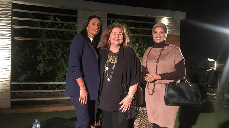 الأديبة والكاتبة الصحفية الكبيرة مني رجب في نجوم علي لايف