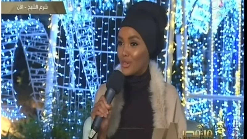 شاهد.. أول عارضة أزياء محجبة تتحدث عن عبارتها الشهيرة بمنتدى الشباب