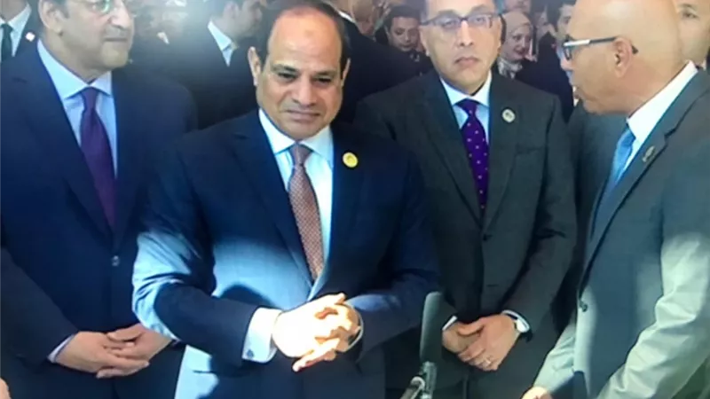 السيسى يتفقد قاعة المؤتمرات بشرم الشيخ.. وسط حضور مكثف من شباب العالم المشاركين بالمنتدى