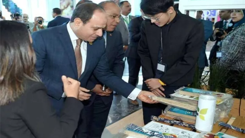 الرئيس السيسي يتفقد منطقة رواد الأعمال بمنتدى شباب العالم ... صور