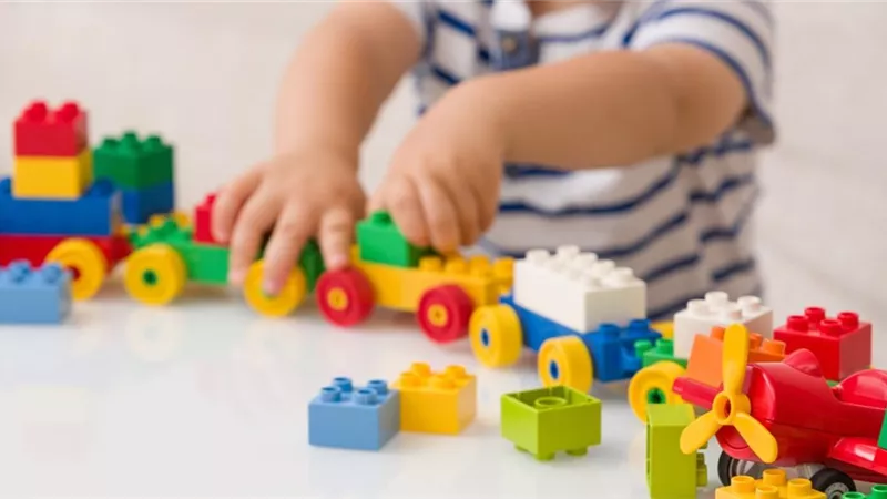 كيف يتم حماية الأطفال من التعرض للرصاص في الألعاب المعدنية والبلاستيكية