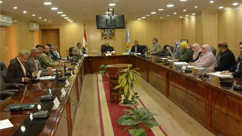 محافظ أسيوط لرؤساء المراكز: تقنين الأراضى واسترداد حق الشعب معيار تقييم للجميع