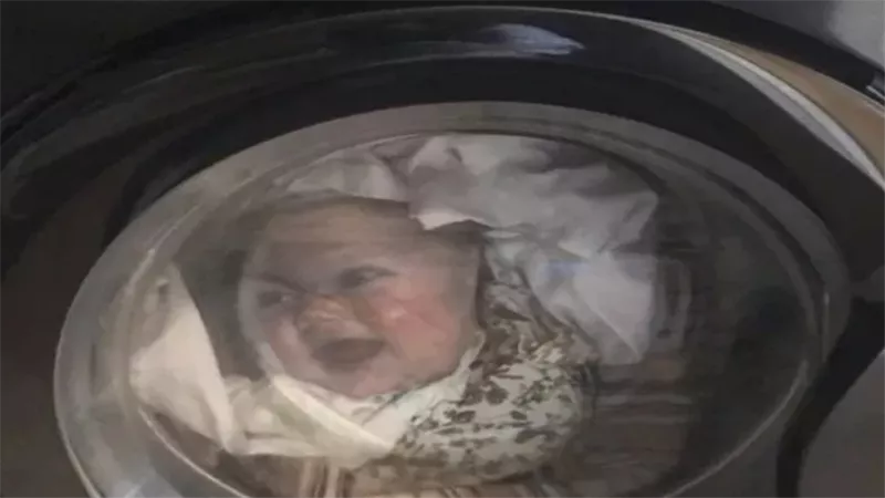 أصيب بأزمة قلبية بعد مشاهدة طفله داخل غسالة الملابس ( صور)