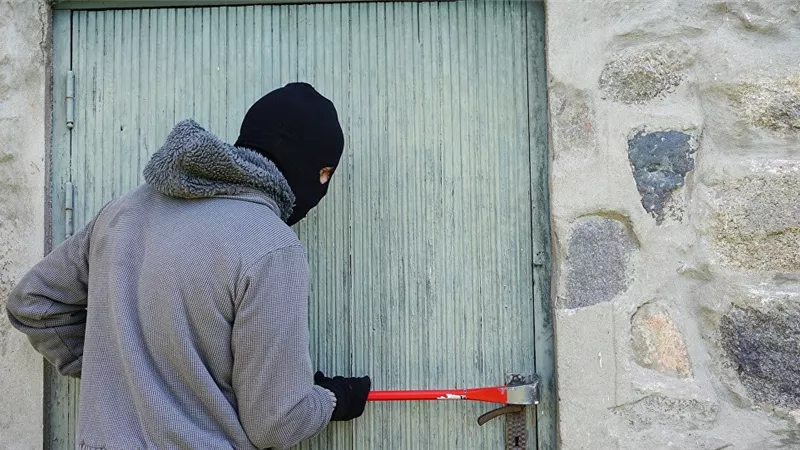 شاهد اغبى لص فى العالم .. نسى حقيبته مفتوحة فسقط مسروقاته