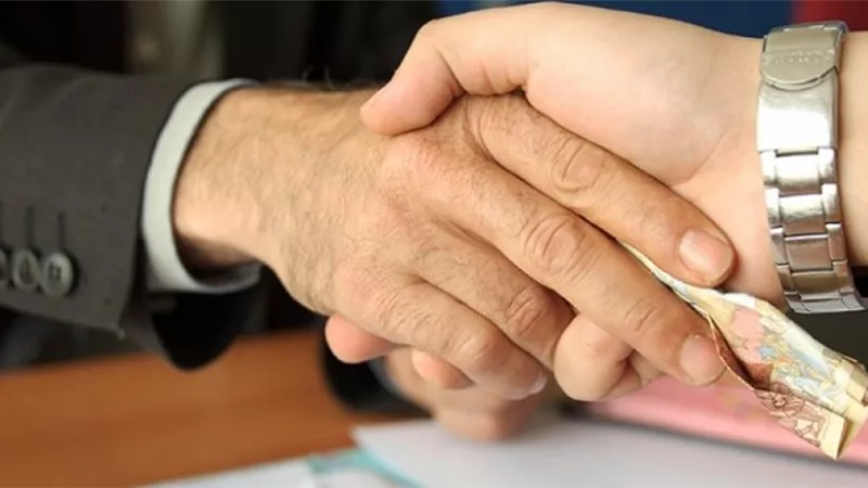 ما حكم إعطاء الموظف مالًا للحصول على وظيفة؟
