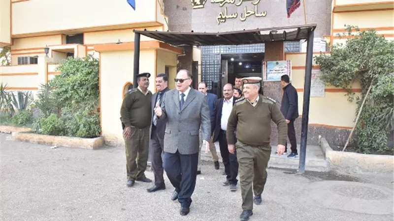 محافظ أسيوط يزور مركز شرطة ساحل سليم ويتفقد الخدمات الأمنية