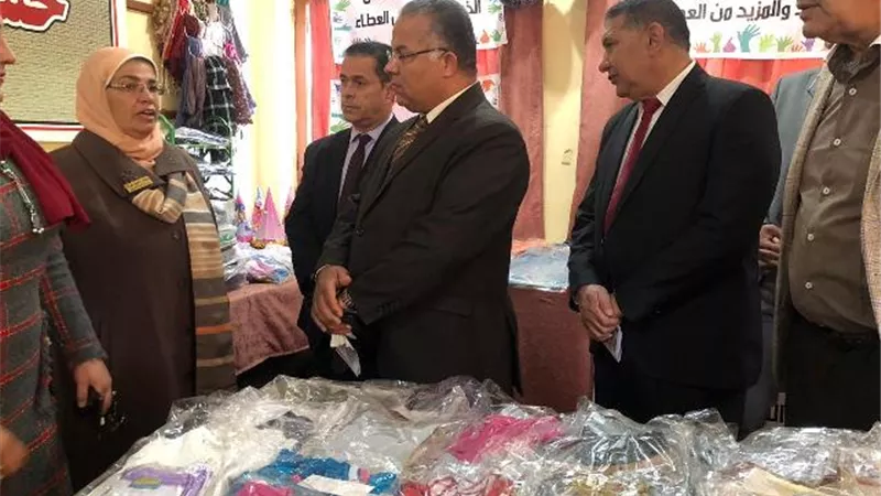مدير تعليم الإسماعيلية يفتتح معرض سواعد الخير في فايد ..صور