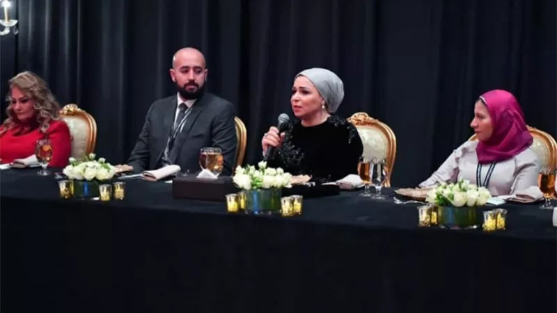 قرينة الرئيس السيسي تلتقي شباب المنتدى وتناقش معهم مبادرة 