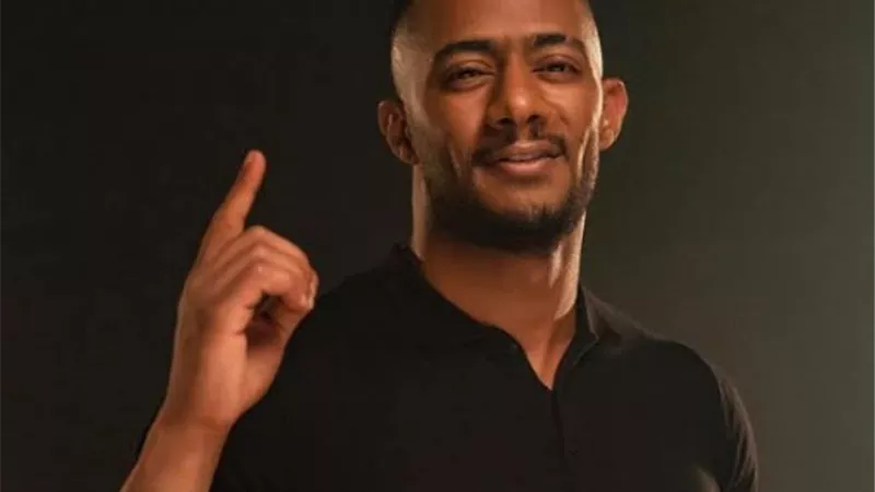 شاهد بالفيديو.. محمد رمضان يشعل حنة ابن صديقه فى الشارع