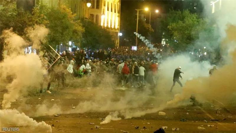 ليلة غضب واشتباكات وسط بيروت.. جرحى وحرق خيام