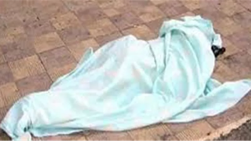 مجهولون يلقون جثة مسن أمام مستشفى ويلوذون بالفرار.. صورة