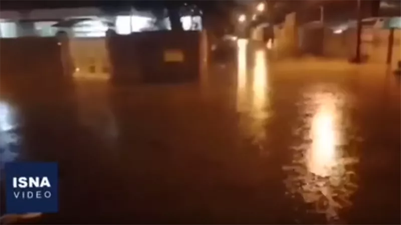 انهيار مبنى بسبب الأمطار الغزيرة بإيران