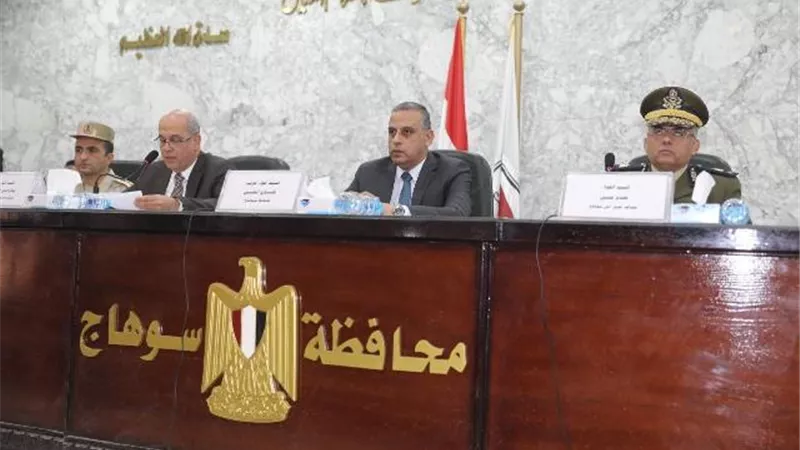 المحافظ يكرم عبدالهادى مدير قطاع مكتب المحافظ