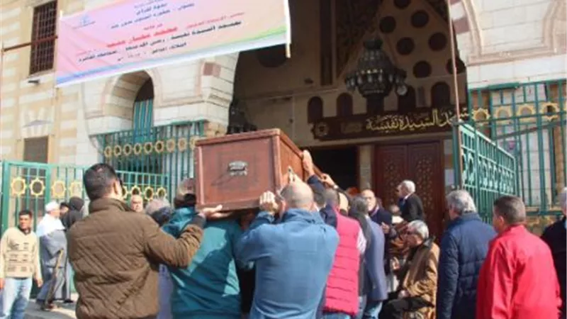 وصول جثمان المخرج ياسر زايد بمسجد السيدة نفيسة