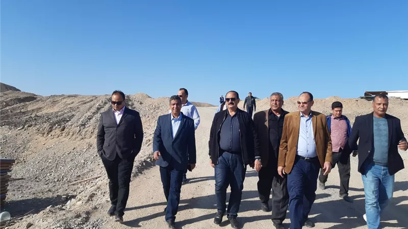 رئيس الإدارة المركزية لهيئة الكباري بالبحر الأحمر يشيد بمشروعات الطرق