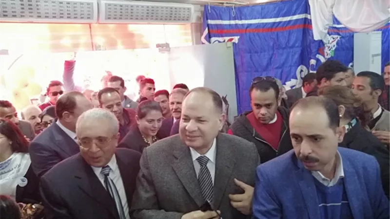 محافظ أسيوط يفتتح معرض ملابس علاقات عامة مستقبل وطن ضمن مبادرة حياة كريمة