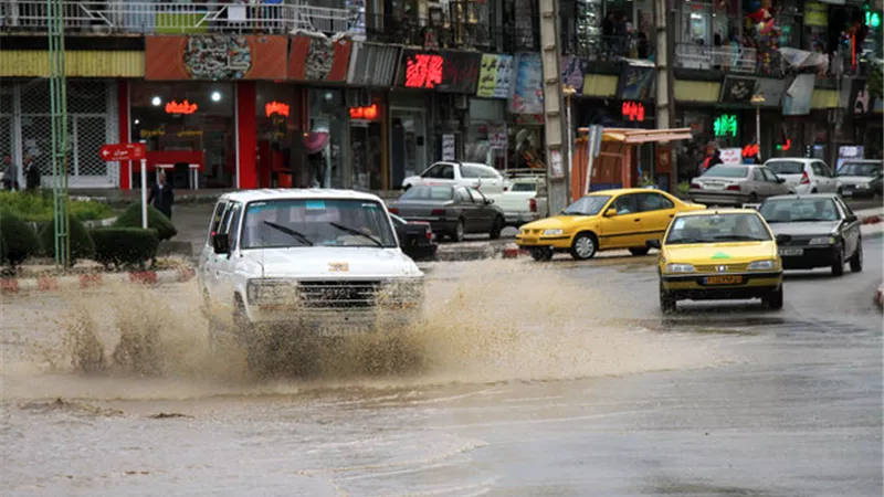 شاهد .. أمطار غزيرة تغرق شوارع إيران