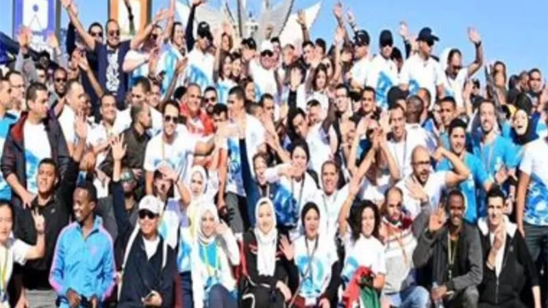 السيسي يلتقي الشباب المشاركين في ماراثون السلام بشرم الشيخ ويلتقط الصور التذكارية .. صور